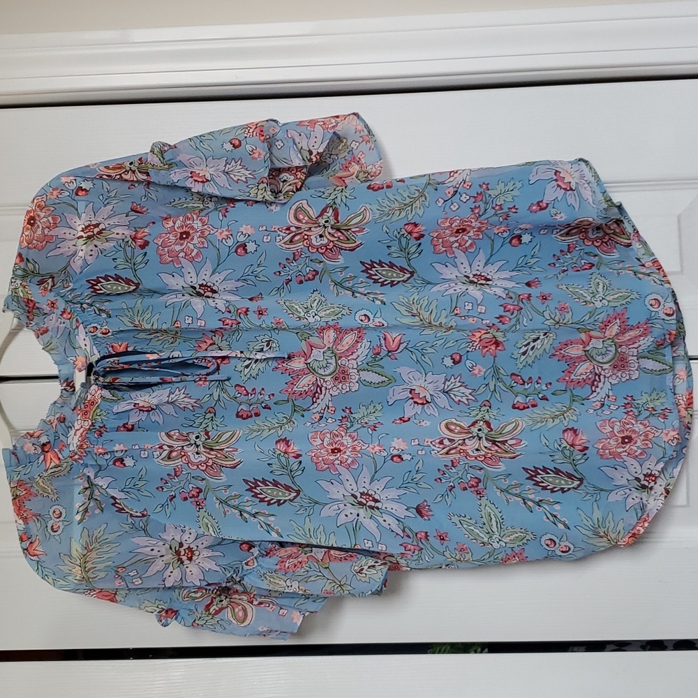LOFT NWOT Size Medium floral blouse 👚 😍 so perfect for spring and summer